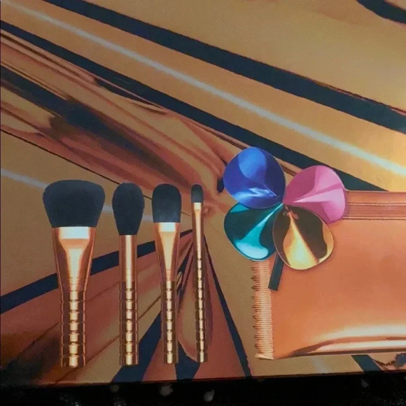 NIB Mac shiny pretty things brush set - Picture 5 of 14